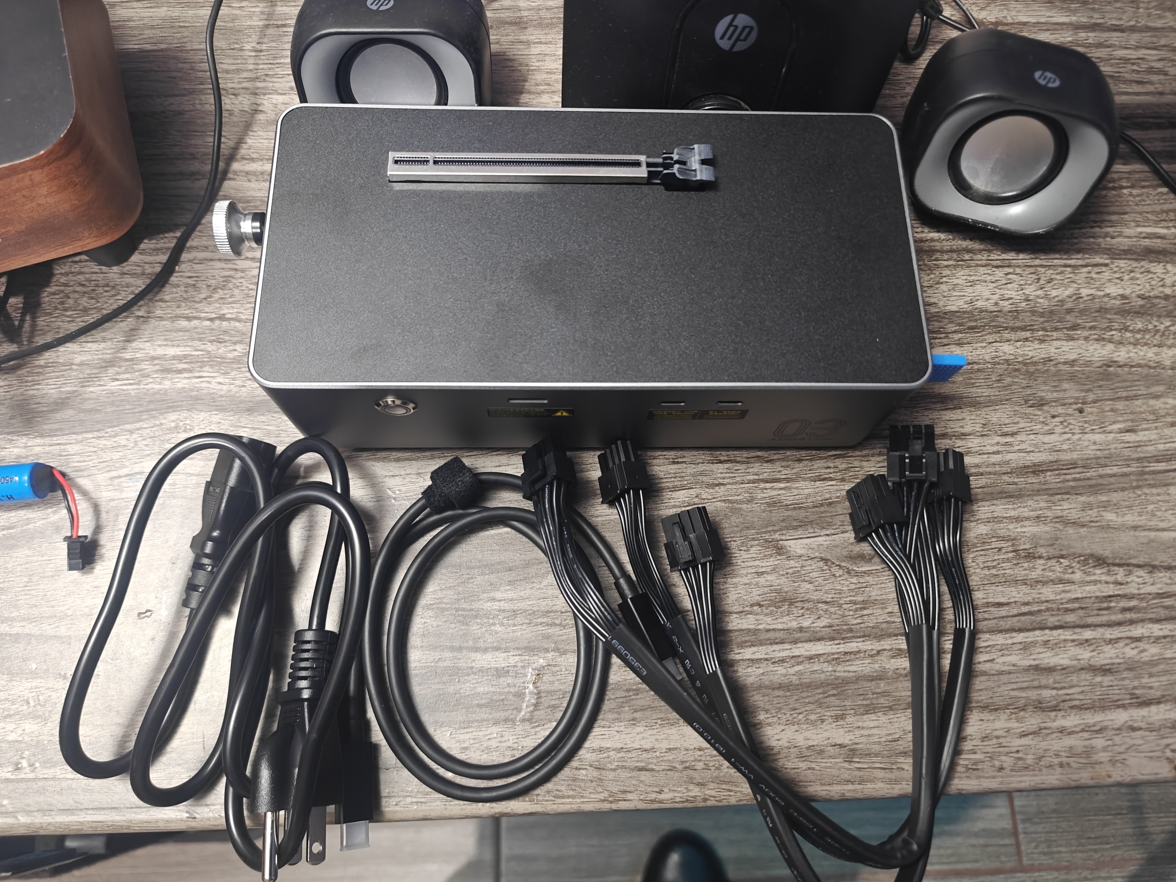 AOOSTAR AG03 dock with real-world cabling